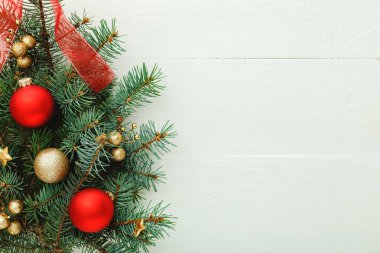 Xmas Yeni Yıl 2020 Noel kutlama şablonu kırmızı toplardan oluşuyor, köknar dalları beyaz ahşap arka planda. Noel zamanı, kış. Düz konum, üst görünüm, kopyalama alanı