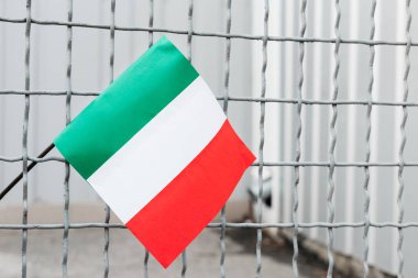 İtalya karantinası, koronavirüsü durdurun. İtalya koronavirüsü salgını yayıyor. Kafesteki İtalyan bayrağı. Avrupa 'da Coronavirüs Avrupa' da. Virüsü durdur