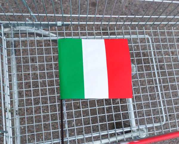 イタリアのコロナウイルスパニック食品を購入し コロナウイルスの恐怖 イタリアのコロナウイルスが流行している 空のスーパーマーケットトロリーイタリアの旗 ウイルスの流行 ヨーロッパでの新しいコロナウイルスEu — ストック写真