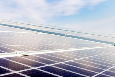 Evin çatısındaki güneş panelleri mavi gökyüzüne karşı. Güneş enerjisi. Güneş enerjisi teknolojisi. Güneşli bir günde stok fotoğraf güneş panelleri