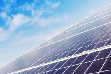 Evin çatısındaki güneş panelleri mavi gökyüzüne karşı. Güneş enerjisi santrali. Güneş enerjisi teknolojisi. Güneşli bir günde stok fotoğraf güneş panelleri