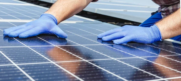 Férfi munkás kezek világít a napelem, technikus telepítése napelemek a tetőn. Alternatív energia napenergia energia, ökológiai koncepció. Hosszú web banner — Stock Fotó