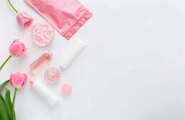 Beauty Spa Lecznicza Kąpiel Różowe Produkty Pielęgnacji Skóry Butelki Kosmetyczne — Zdjęcie stockowe