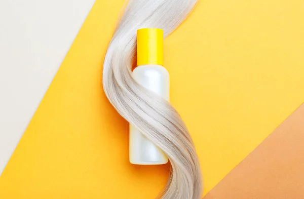 Szampon Butelka Makieta Kosmyk Loki Blond Włosy Pomarańczowym Tle Żółta — Zdjęcie stockowe