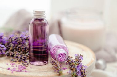 Lavanta banyosu kozmetik ürünlerini taze lavanta çiçekleri, mum sabun boncuklarıyla şişelere koyun. Lavanta yağı, doğal spa ürünleri. Romaterapi tedavisi. Boşluğu kopyala
