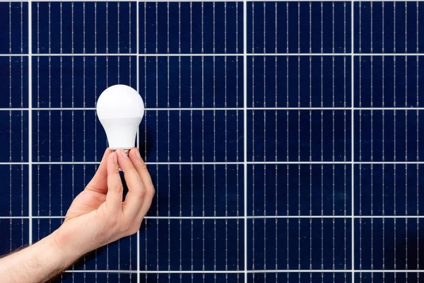 Hand Hält Weiße Glühbirne Gegen Solarmodul Solarstation Ideenkonzept Für Alternative — Stockfoto