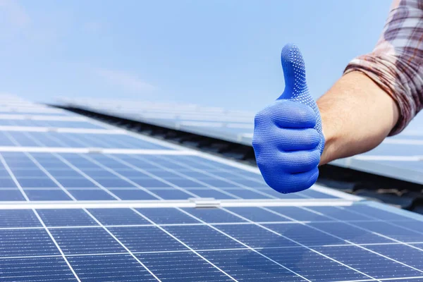 Männlicher Arbeiter Zeigt Daumen Hoch Positive Geste Gegen Solarmodul Solarstation — Stockfoto