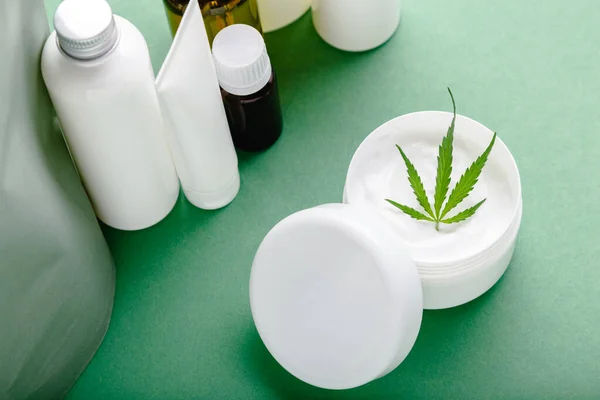 Nawilżający Krem Białym Słoiku Liściem Marihuany Olejku Cbd Zestaw Kosmetyków — Zdjęcie stockowe