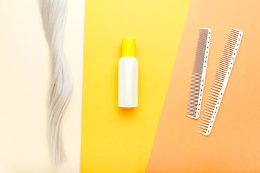 Fırça fırçası şampuan, sarı saç buklesi. Kuaför aletleri, kuaför malzemeleri kuaförde profesyonel kuaförlük, kuaförde makyaj malzemeleri, berber dükkanı. Üst görünüm.