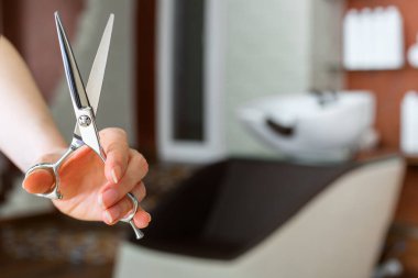 Kuafördeki saç kesimi makasıyla güzellik salonunda lavaboya karşı, berber dükkanı güzellik salonu iç mekanı. Profesyonel kuaför aletleri. Kuaför çalışma alanı. Güzellik servisi. Boşluğu kopyala.