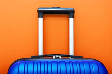 Lush Lav arka planında Modern Phantom Blue klasik mavi bavul metin için fotokopi alanını kapat. Minimum tarz seyahat konsepti. Tatil gezisi. Yaz tatili stok fotoğrafı. Moda rengi 2020 Klasik mavi.