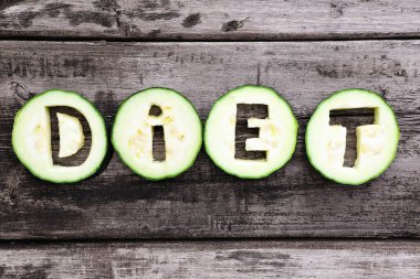 Diyet harfleri, sebzeler ve kabak harflerinden oluşur. Sağlıklı vejetaryen, çiftlik, doğal, tahta zemin üzerinde bedava böcek ilacı ve fotokopi alanı