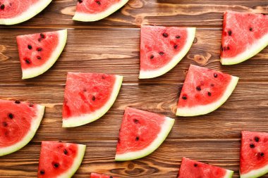 Ahşap kahverengi arka planda taze kırmızı karpuz dilimleri. Yaz konsepti ve vejetaryen sağlıklı gıda konsepti. Minimum düzlük