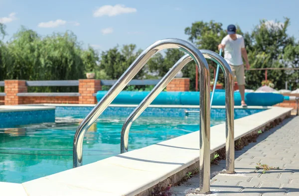 더러운 수영장 수영장 청소자 사람은 여름에 진공관으로 수영장을 계절적 수영장 — 스톡 사진