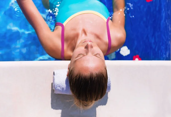 아름다운 여자가 수영장 야외에서 휴식을 취하고 미녀와 리조트 수영장에서 황금색 — 스톡 사진