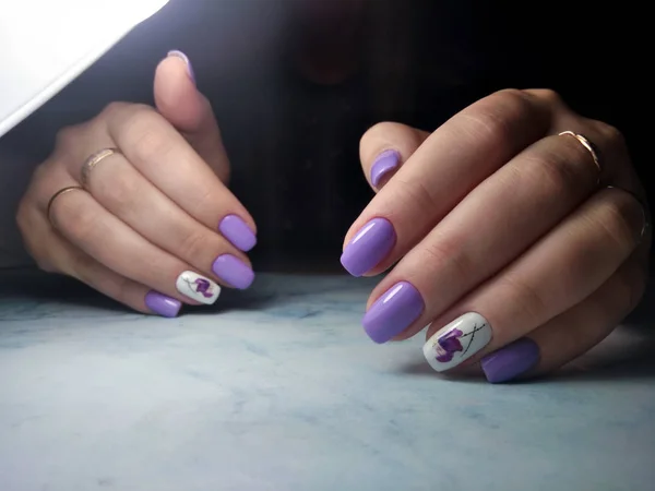 Gel roxo polonês com design branco e padrão — Fotografia de Stock