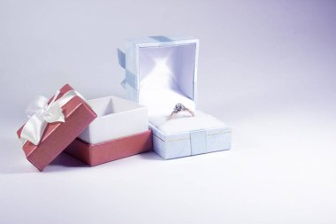 takı ile mavi ve kırmızı hediye kutuları