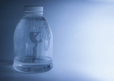 Kapalı sisli su şişesinde kız