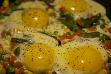 Fesleğen ve kişniş ile yumurta kızartılmış sebzeler, beslenme 