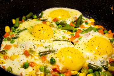 Fesleğen ve kişniş ile yumurta kızartılmış sebzeler, beslenme 