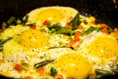 Fesleğen ve kişniş ile yumurta kızartılmış sebzeler, beslenme 