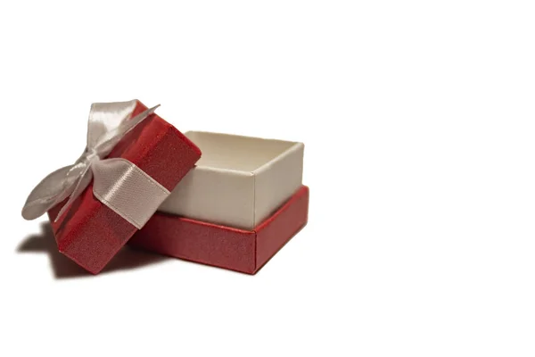 Egy szép piros dobozt, fehér szalaggal. Csomagolás ajándékba — Stock Fotó