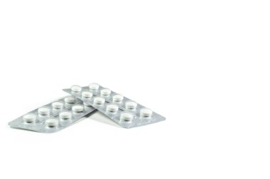beyaz arka plan üzerinde ambalaj plakası tabletler 