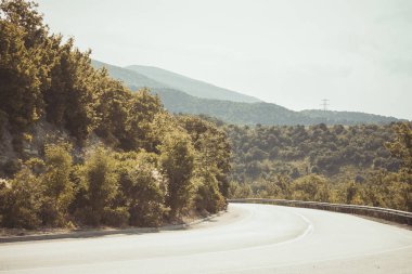 Dağlarda Sonbahar asfalt yol, tepenin üzerinden lider. Otobanın dağlara doğru keskin bir dönüşü. Dağlarda yolun manzara görünümü