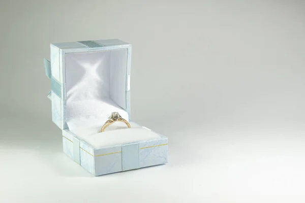 Biżuteria pudełko z delikatnym jasnym kolorze fioletowym ze złotym pierścieniem — Zdjęcie stockowe