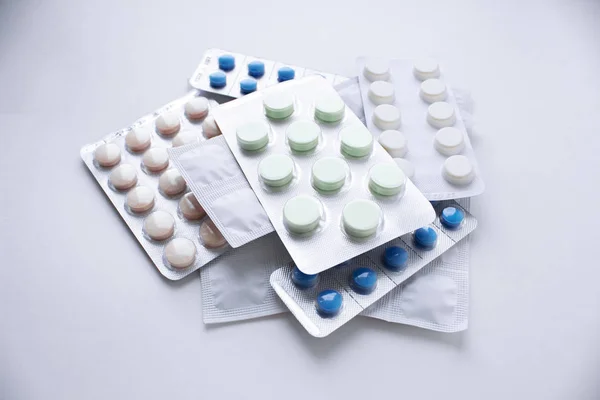 Blister paketleri renkli hapları, ilaçların bir sürü — Stok fotoğraf