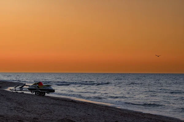 Hydrocycle trailer staat aan de kust. Jetski aan de zeekust — Stockfoto