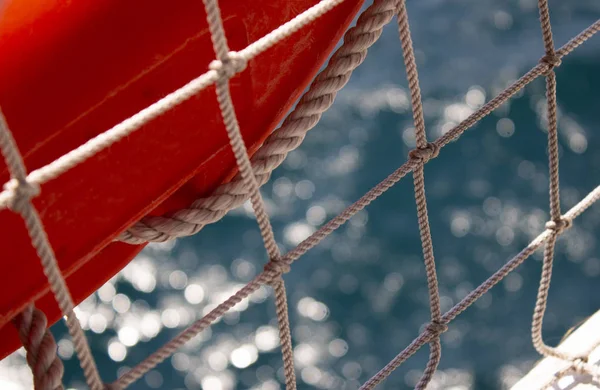 Salvavidas, red de cuerda y costado de un viejo barco histórico en primer plano — Foto de Stock
