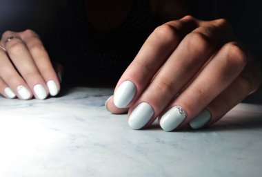 Rhinestone tasarımı ile hassas mavi manikür