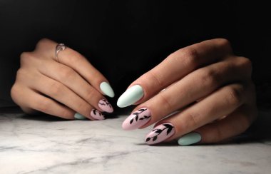 Hafif manikür, mavi ve pembe shellac ile Eller, bir desi ile