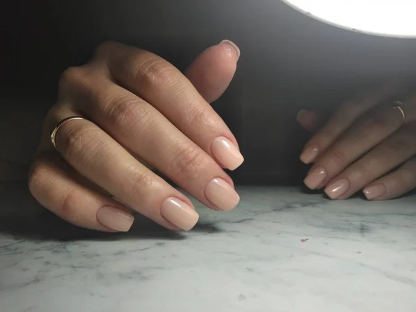 Delicate manicure met perzik kleur, effen kleur — Stockfoto
