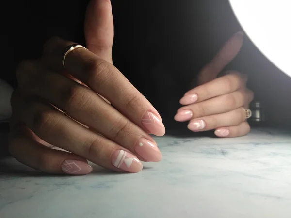 Delicate Franse roze manicure met wit geometrisch ontwerp — Stockfoto