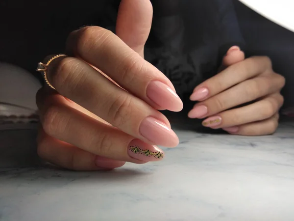 Delikatny różowy matowy manicure ze złotą konstrukcją — Zdjęcie stockowe