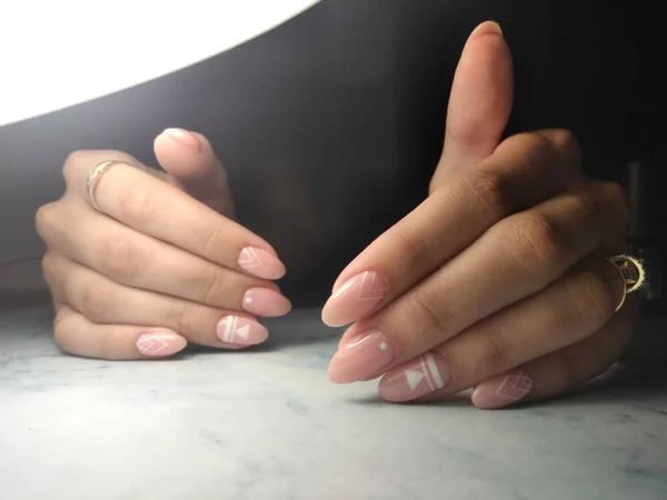 Delicate Franse roze manicure met wit geometrisch ontwerp — Stockfoto
