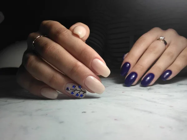 Delicato colore manicure blu e pesca, con un design a rametto — Foto Stock