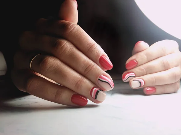 Manicure na moda com cor vermelha e rosa com desi geométrico — Fotografia de Stock