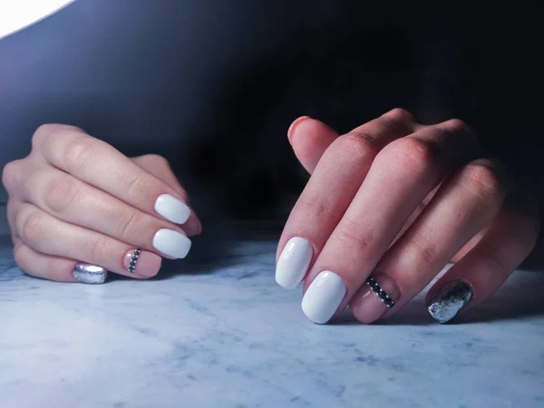 Белый гель лак для ногтей, маникюр с тонким розовым дизайном и RH — стоковое фото