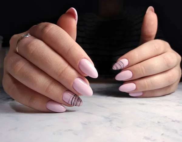 Zacht roze manicure met een geometrisch ontwerp van een SpiderWeb — Stockfoto