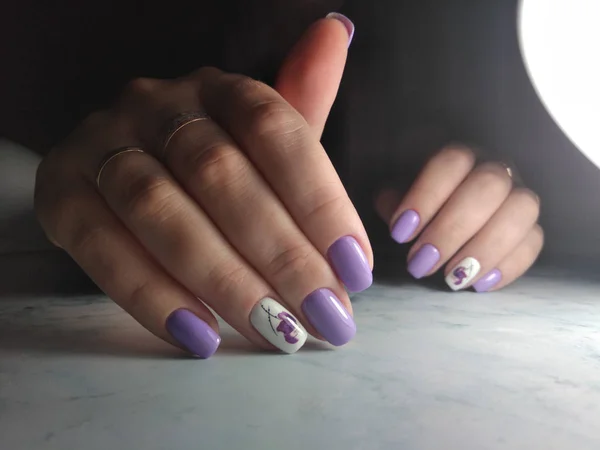 Vernis gel violet avec motif et design blanc — Photo