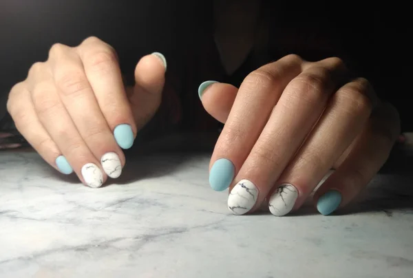 Stijlvolle manicure met marmer en effen blauwe matte kleur — Stockfoto