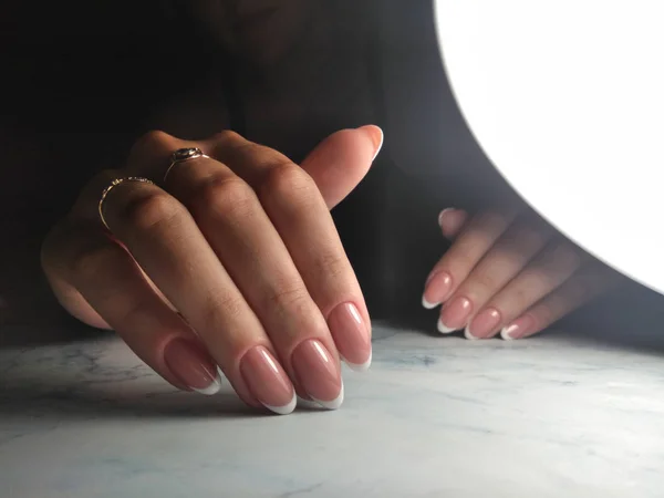 Impressionante polonês gel francês com manicure arrumado — Fotografia de Stock