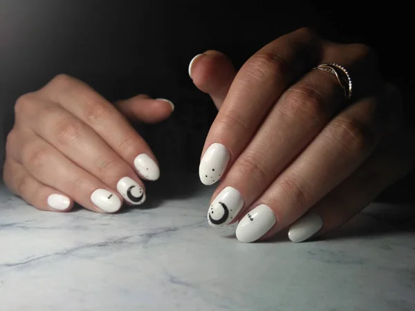 Shellac blanc neige, manucure de haute qualité avec design croissant — Photo