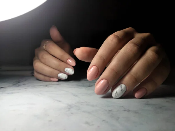 Impressionante manicure mimetica con design in marmo — Foto Stock