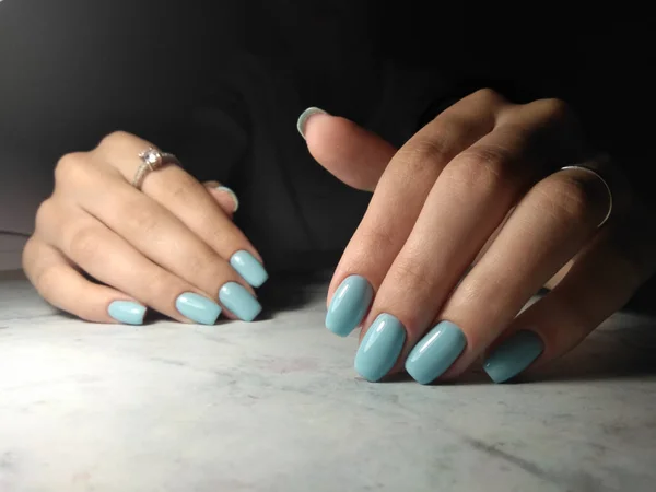 Stijlvolle manicure met een effen blauwe kleur — Stockfoto