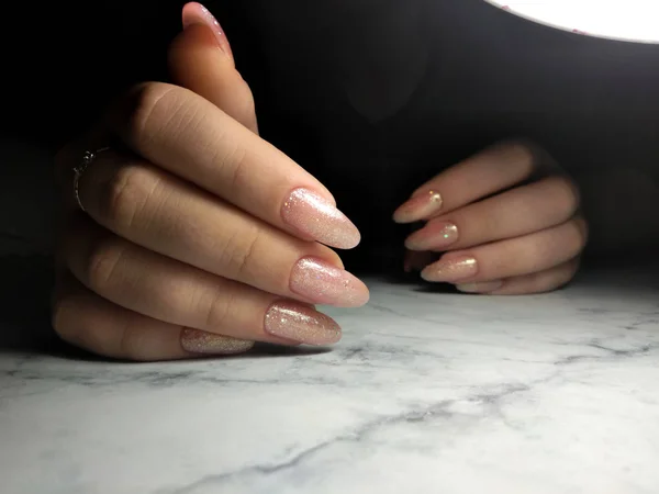 Stylowy manicure w kolorze różowym z cekinami — Zdjęcie stockowe