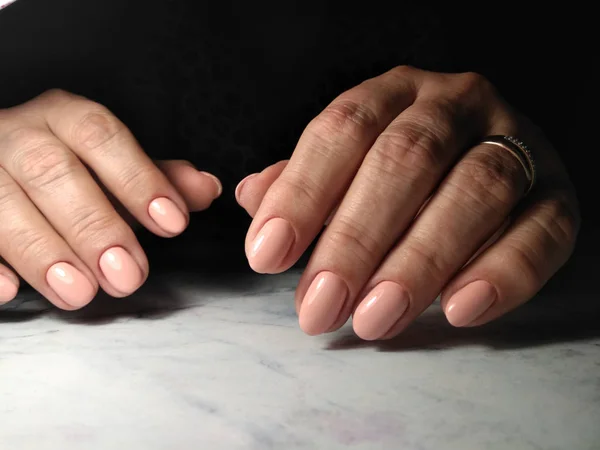 Delikatnie różowy manicure Starsza kobieta na ciemnym tle — Zdjęcie stockowe
